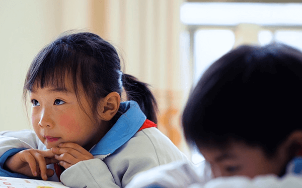 留守儿童长大后自卑的性格缺陷应该怎么纠正?