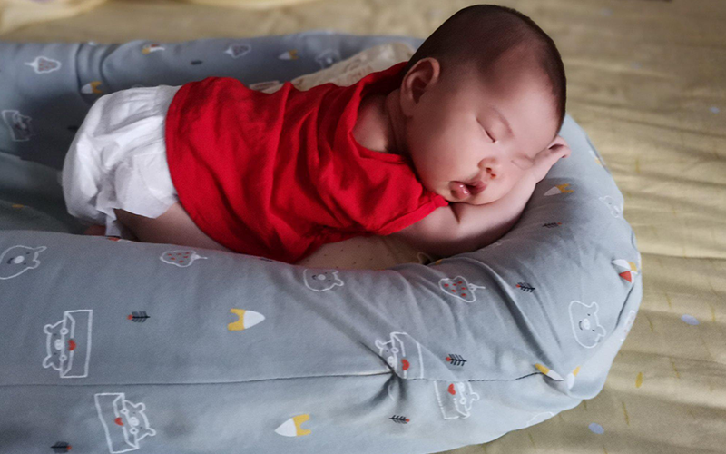 宝宝睡床中床容易捂出湿疹或者痱子
