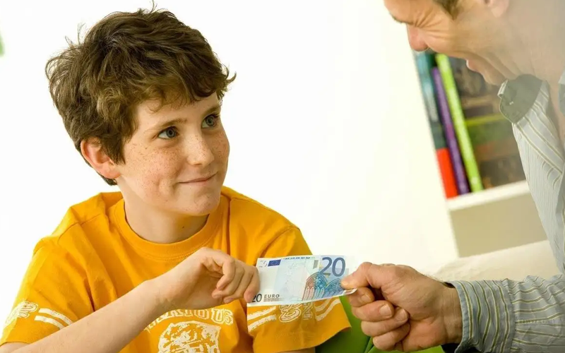 建议父母每周或每月固定给孩子零花钱