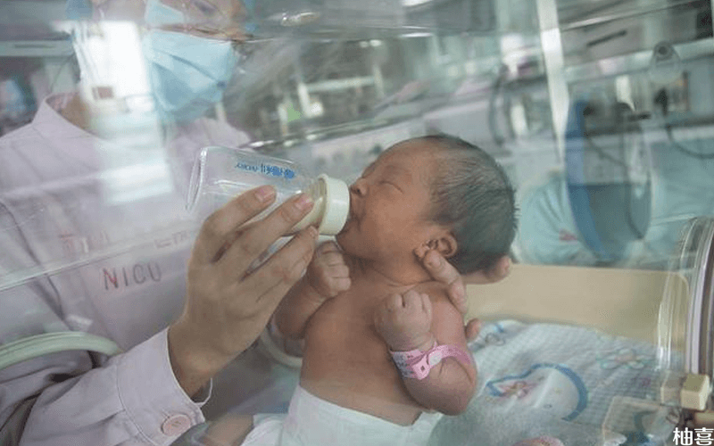 医护人员正在喂宝宝喝奶