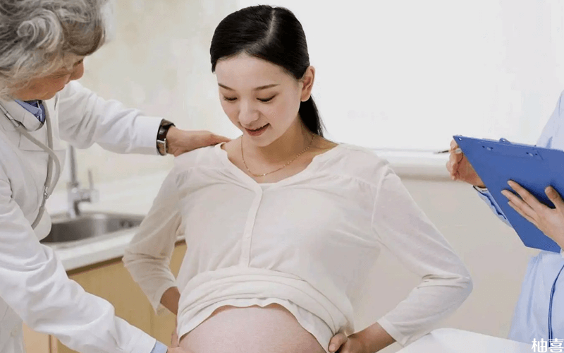 孕妇正在检查身体
