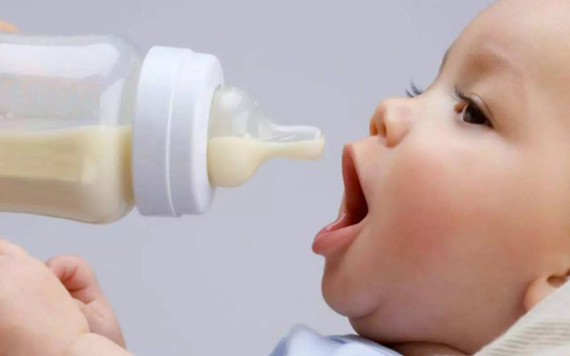 宝宝喝完米粉后间隔一个小时左右才能喝奶