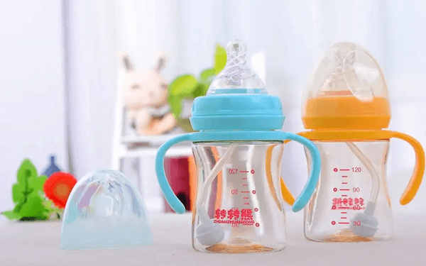 2岁的宝宝喝奶粉的容器选择吸管杯还是奶瓶？