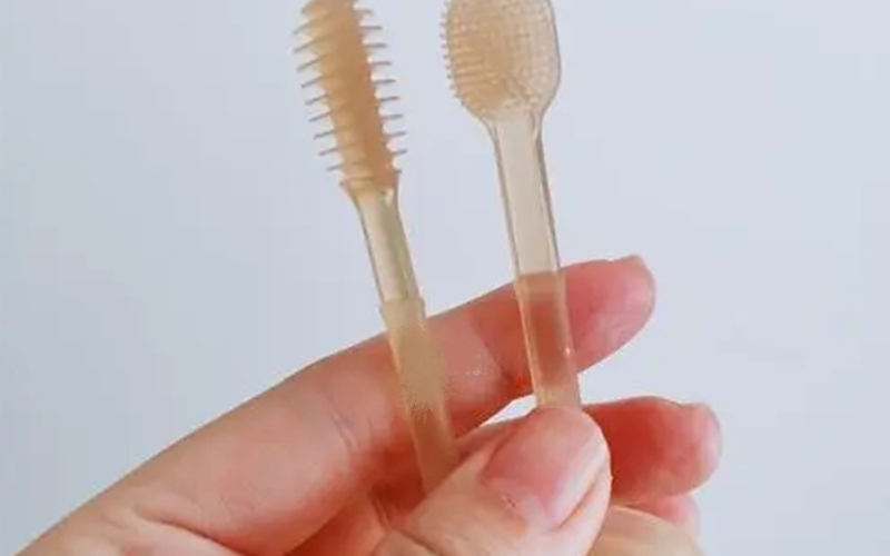 矽胶刷牙齿套能祛除宝宝舌头上的奶垢