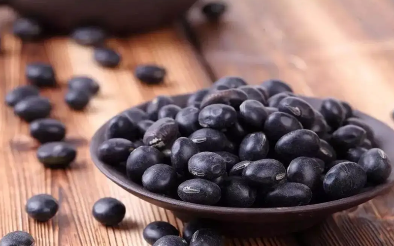 黑豆里面富含丰富的天然植物雌激素