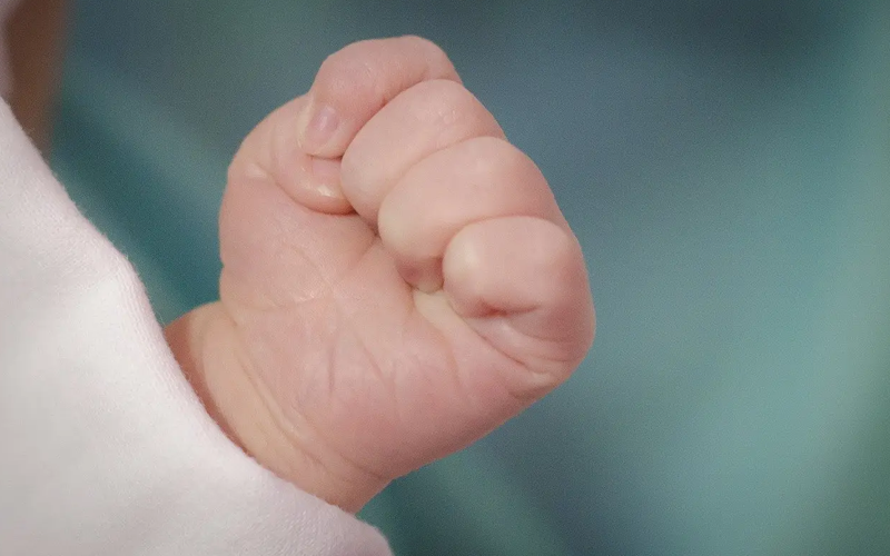 宝宝喜欢握着拳头是由于大脑皮层发育不成熟