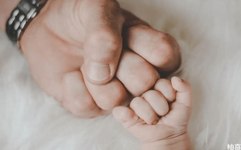 通过宝宝握拳头可以看出智力高低