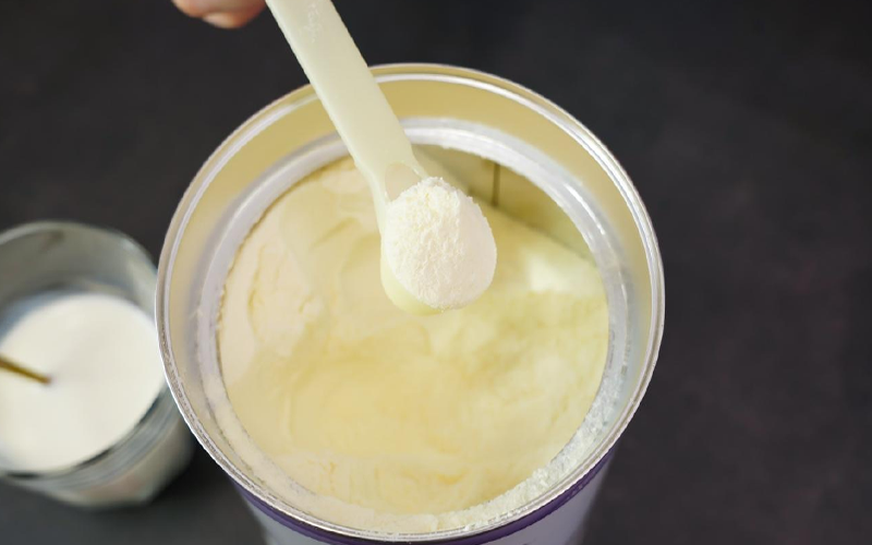 美至嘉奶粉各段数的奶基中都掺入了还原奶