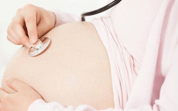 为什么怀胎儿的月份越大，宝宝的胎心率就越低?