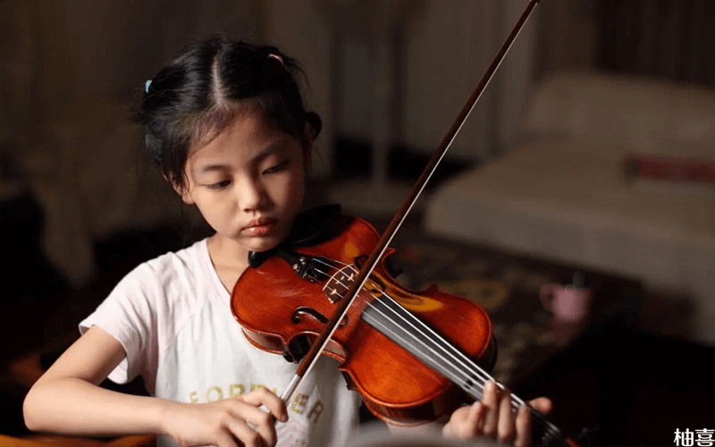 孩子学小提琴示意图