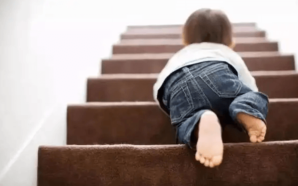 小孩子喜欢楼梯但不建议爬，3岁以上才是最佳练习年龄