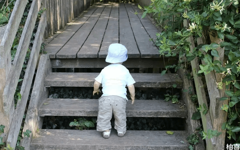 小孩子爬楼梯示意图