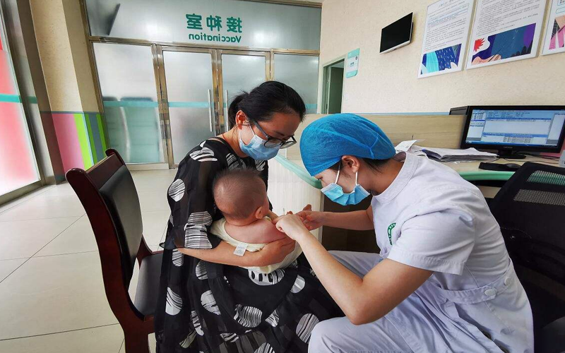 宝宝在八个月左右会被安排接种麻腮风疫苗